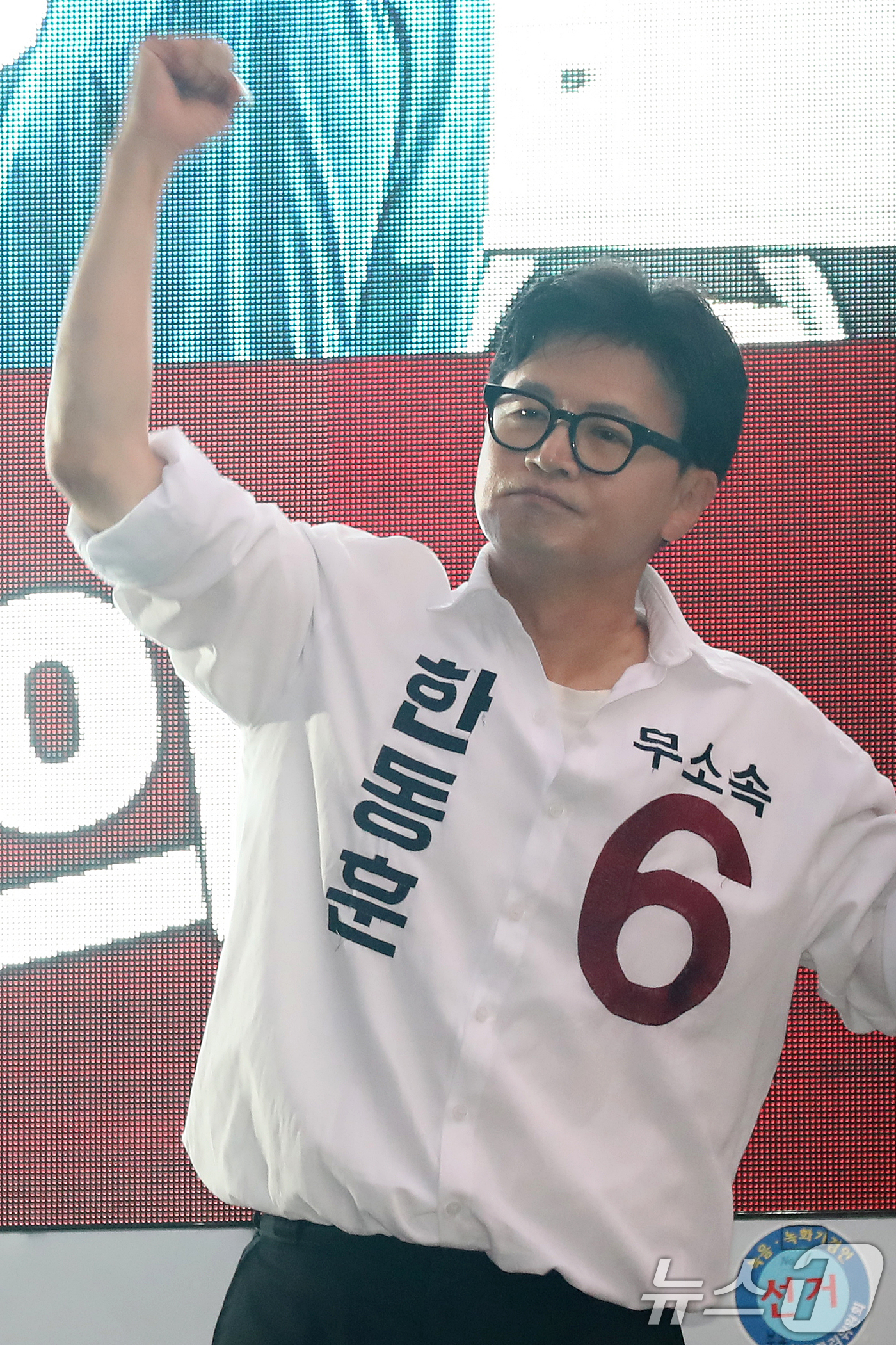 (부산=뉴스1) 윤일지 기자 = 한동훈 무소속 부산 북구갑 국회의원 후보가 제9회 전국동시지방선거 및 국회의원 재보궐선거를 하루 앞둔 2일 부산 북구 구포시장 인근 쌈지공원에서 피 …