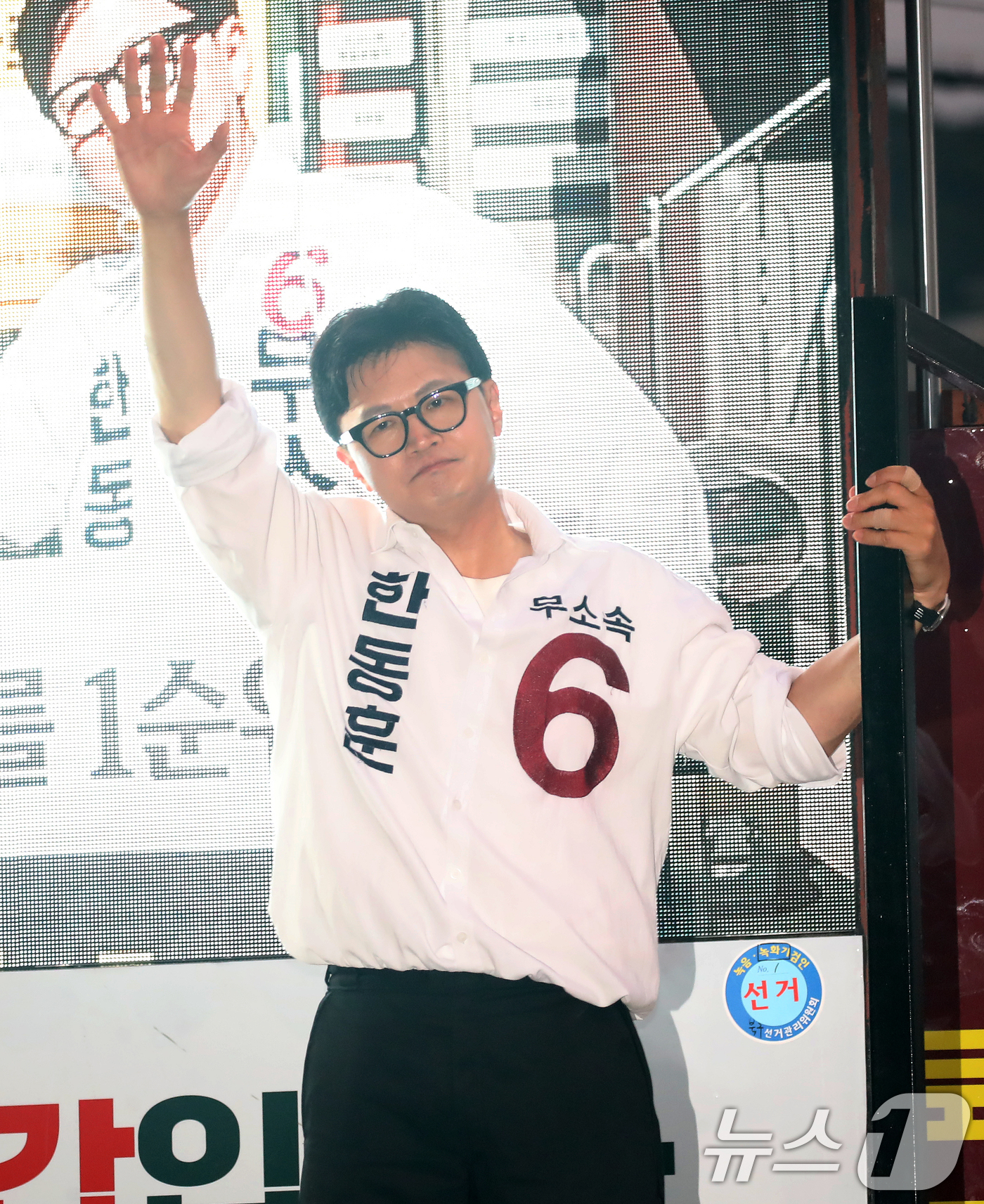 (부산=뉴스1) 윤일지 기자 = 한동훈 무소속 부산 북구갑 국회의원 후보가 제9회 전국동시지방선거 및 국회의원 재보궐선거를 하루 앞둔 2일 부산 북구 구포시장 인근 쌈지공원에서 피 …