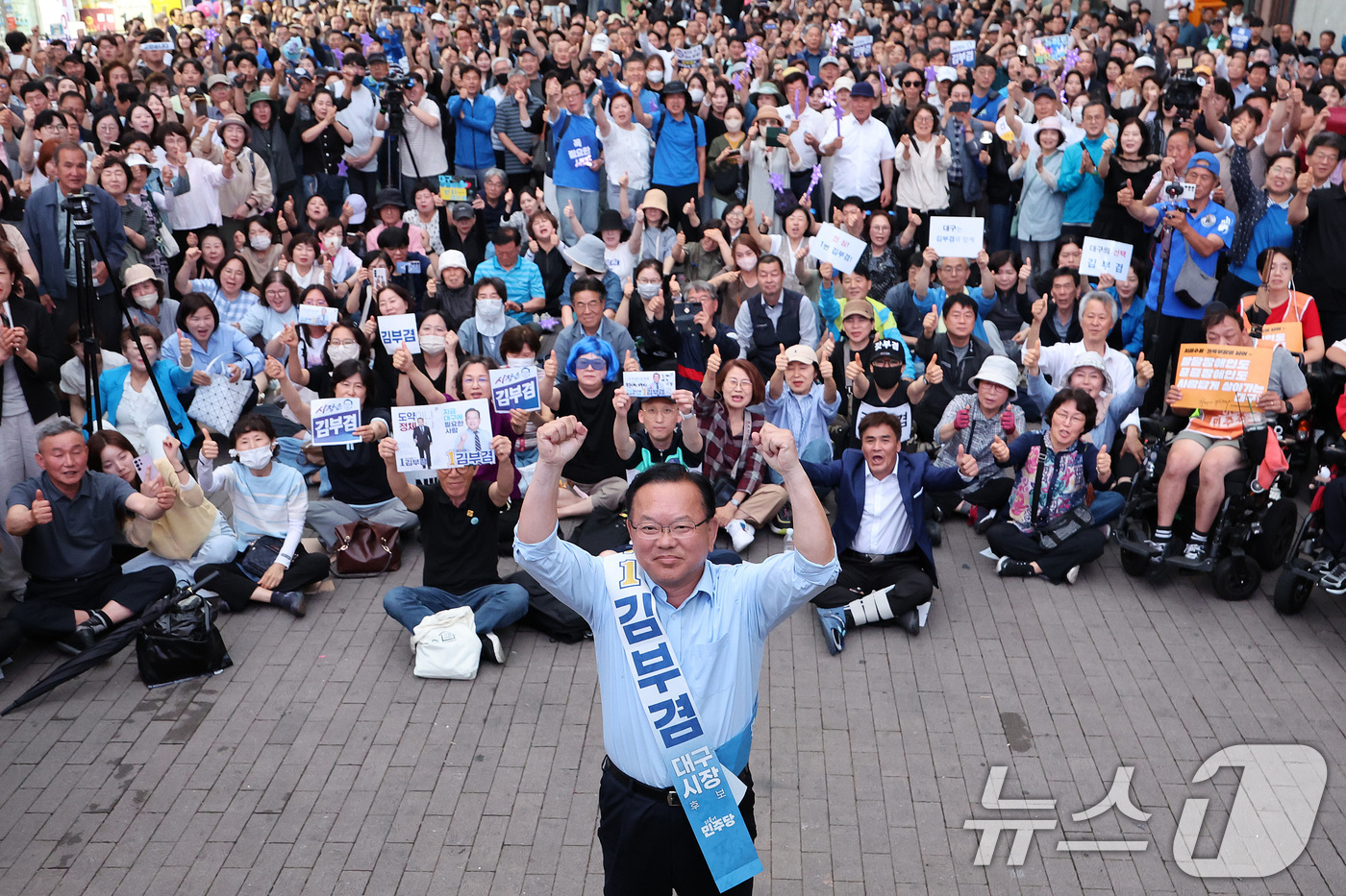 (대구=뉴스1) 공정식 기자 = 김부겸 더불어민주당 대구시장 후보가 6·3 지방선거를 하루 앞둔 2일 오후 대구 중구 동성로 옛 대구백화점 앞에서 열린 마지막 선거 유세에서 손을 …