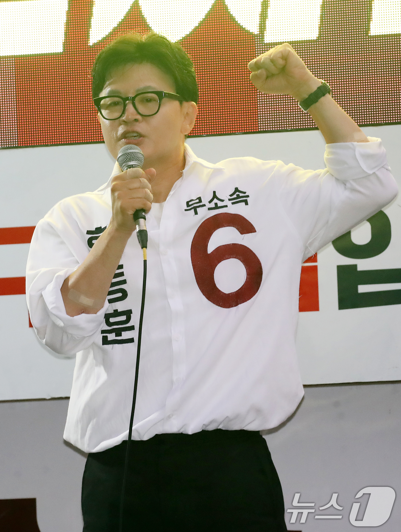 (부산=뉴스1) 윤일지 기자 = 한동훈 무소속 부산 북구갑 국회의원 후보가 제9회 전국동시지방선거 및 국회의원 재보궐선거를 하루 앞둔 2일 부산 북구 구포시장 인근 쌈지공원에서 피 …