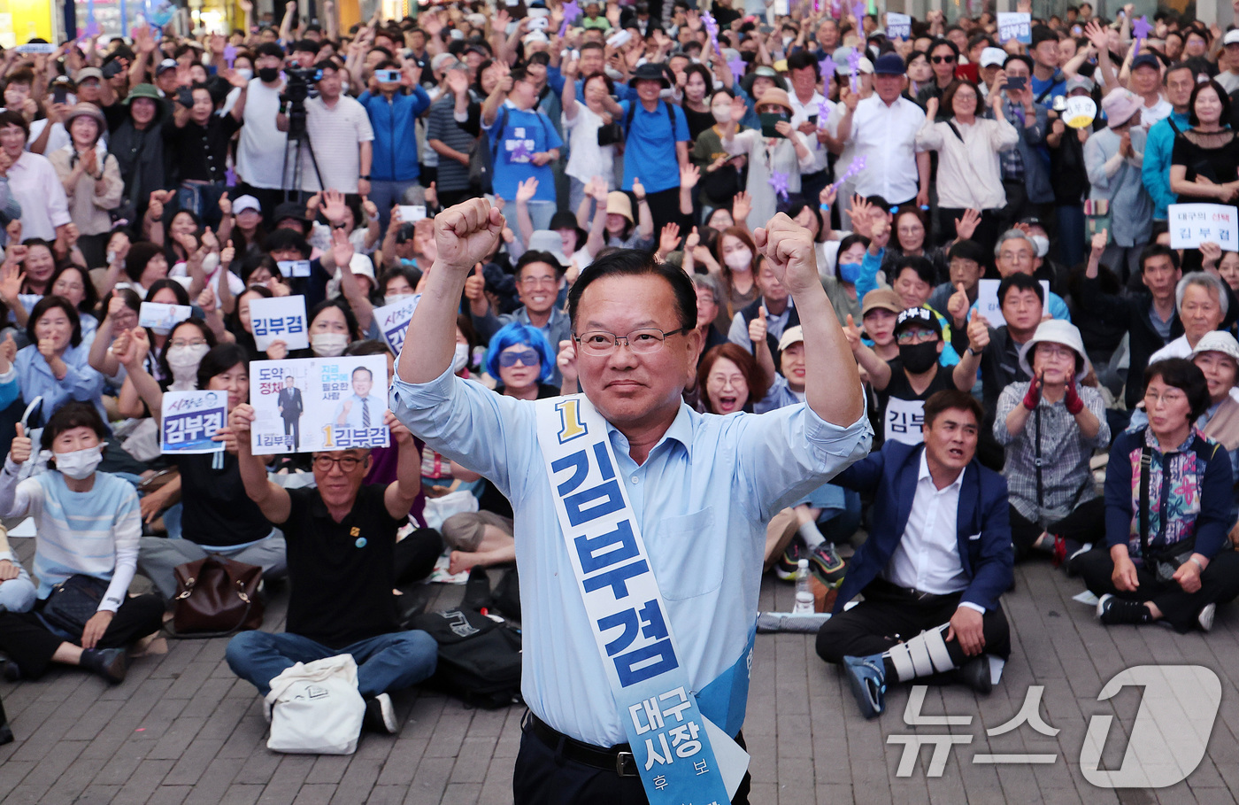 (대구=뉴스1) 공정식 기자 = 김부겸 더불어민주당 대구시장 후보가 6·3 지방선거를 하루 앞둔 2일 오후 대구 중구 동성로 옛 대구백화점 앞에서 열린 마지막 선거 유세에서 손을 …