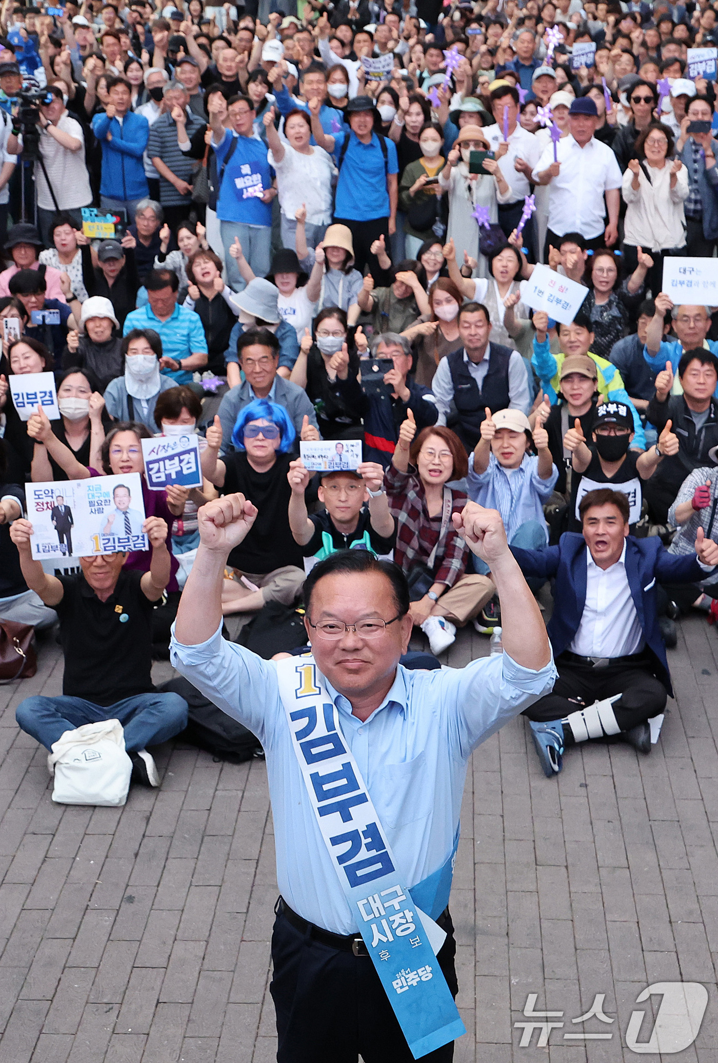 (대구=뉴스1) 공정식 기자 = 김부겸 더불어민주당 대구시장 후보가 6·3 지방선거를 하루 앞둔 2일 오후 대구 중구 동성로 옛 대구백화점 앞에서 열린 마지막 선거 유세에서 손을 …