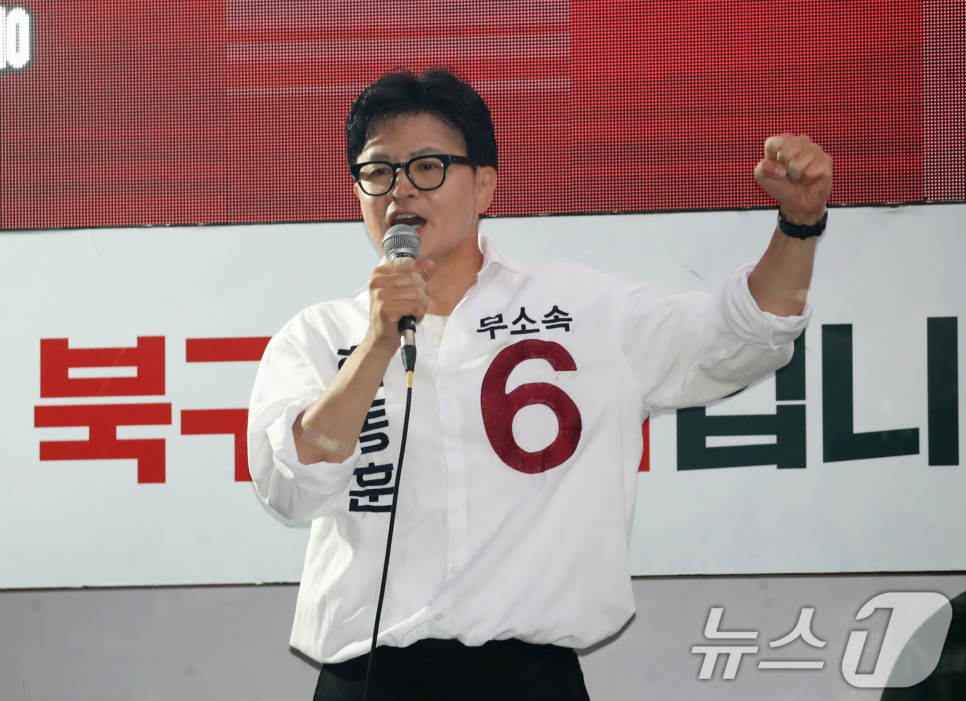 (부산=뉴스1) 윤일지 기자 = 한동훈 무소속 부산 북구갑 국회의원 후보가 제9회 전국동시지방선거 및 국회의원 재보궐선거를 하루 앞둔 2일 부산 북구 구포시장 인근 쌈지공원에서 피 …