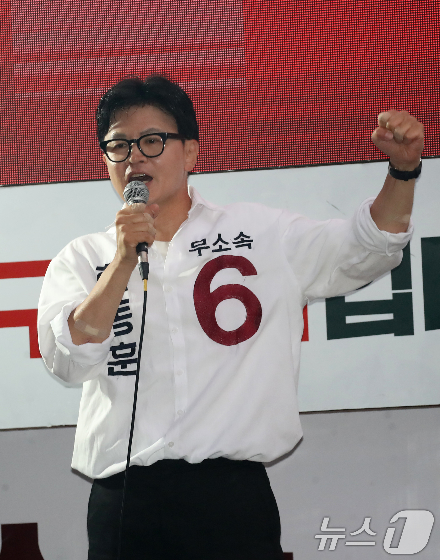 (부산=뉴스1) 윤일지 기자 = 한동훈 무소속 부산 북구갑 국회의원 후보가 제9회 전국동시지방선거 및 국회의원 재보궐선거를 하루 앞둔 2일 부산 북구 구포시장 인근 쌈지공원에서 피 …