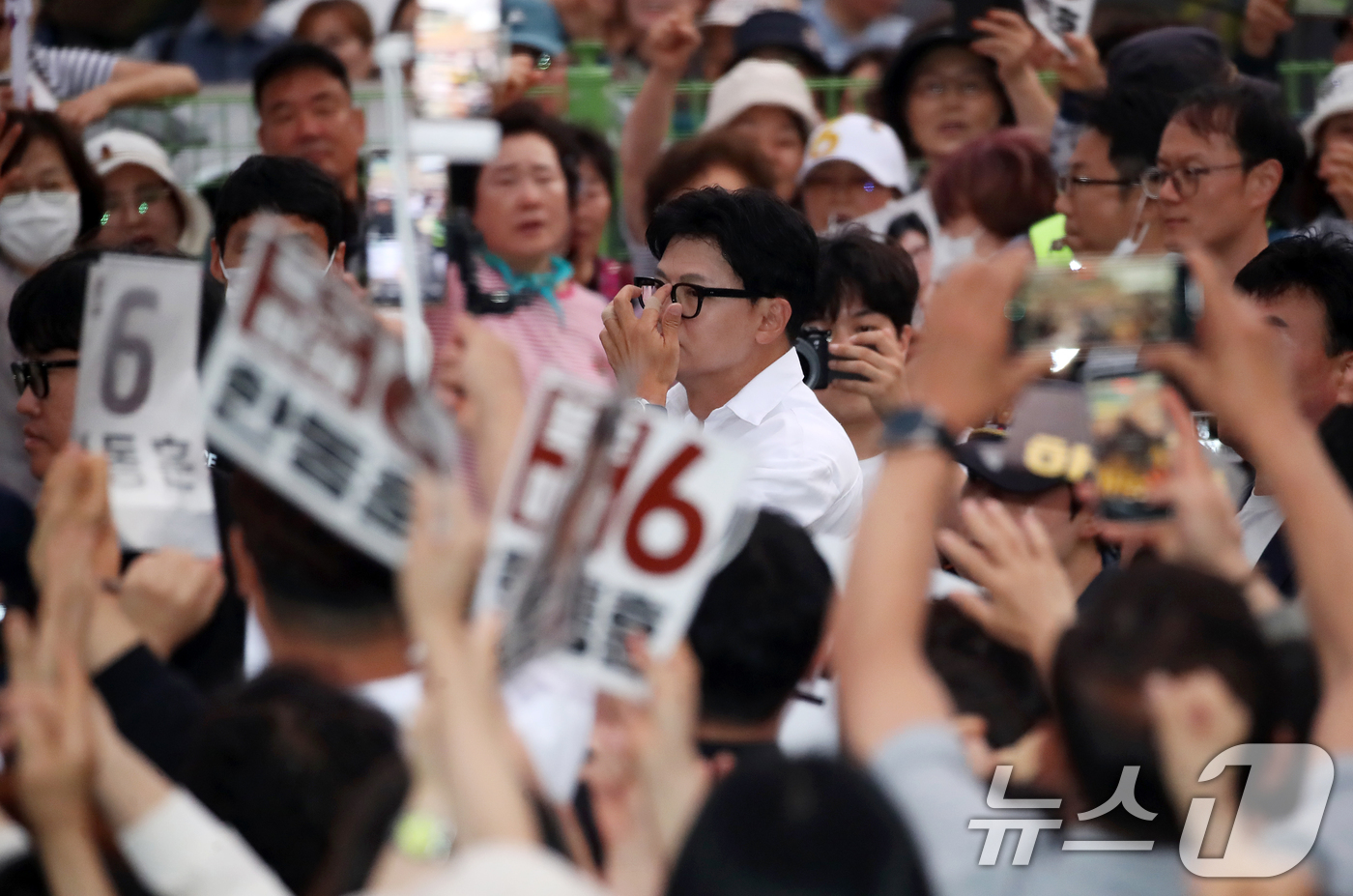 (부산=뉴스1) 윤일지 기자 = 한동훈 무소속 부산 북구갑 국회의원 후보가 제9회 전국동시지방선거 및 국회의원 재보궐선거를 하루 앞둔 2일 부산 북구 구포시장 인근 쌈지공원에서 피 …