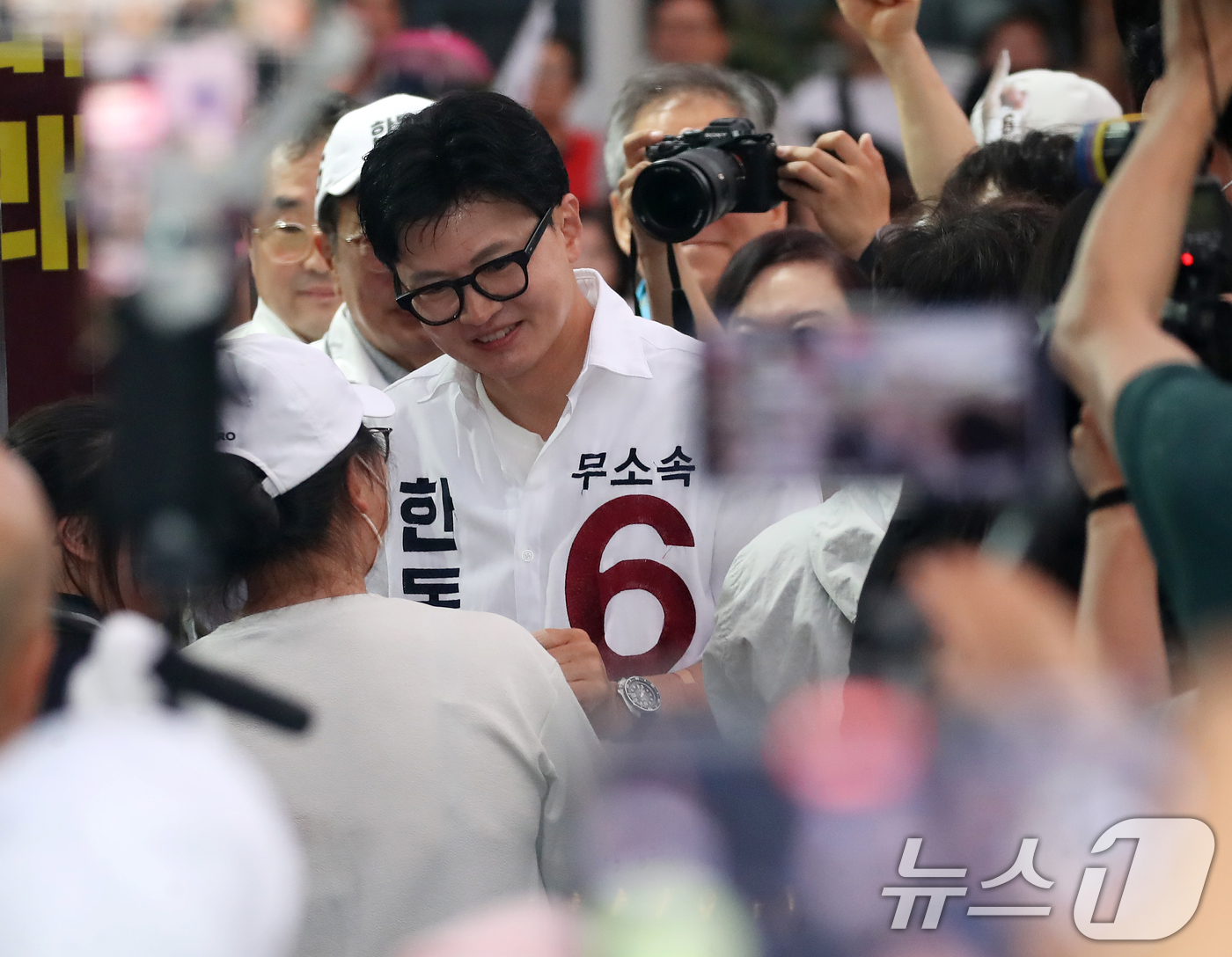 (부산=뉴스1) 윤일지 기자 = 한동훈 무소속 부산 북구갑 국회의원 후보가 제9회 전국동시지방선거 및 국회의원 재보궐선거를 하루 앞둔 2일 부산 북구 구포시장 인근 쌈지공원에서 피 …