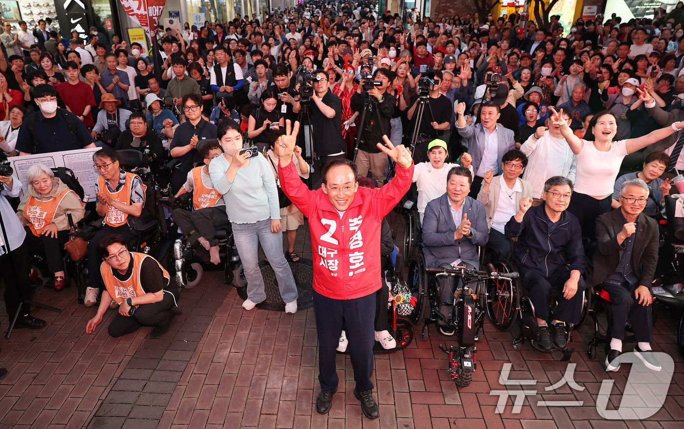 (대구=뉴스1) 공정식 기자 = 추경호 국민의힘 대구시장 후보가 6·3 지방선거를 하루 앞둔 2일 오후 대구 중구 동성로 CGV 대구한일 앞에서 열린 마지막 선거 유세에서 손을 번 …