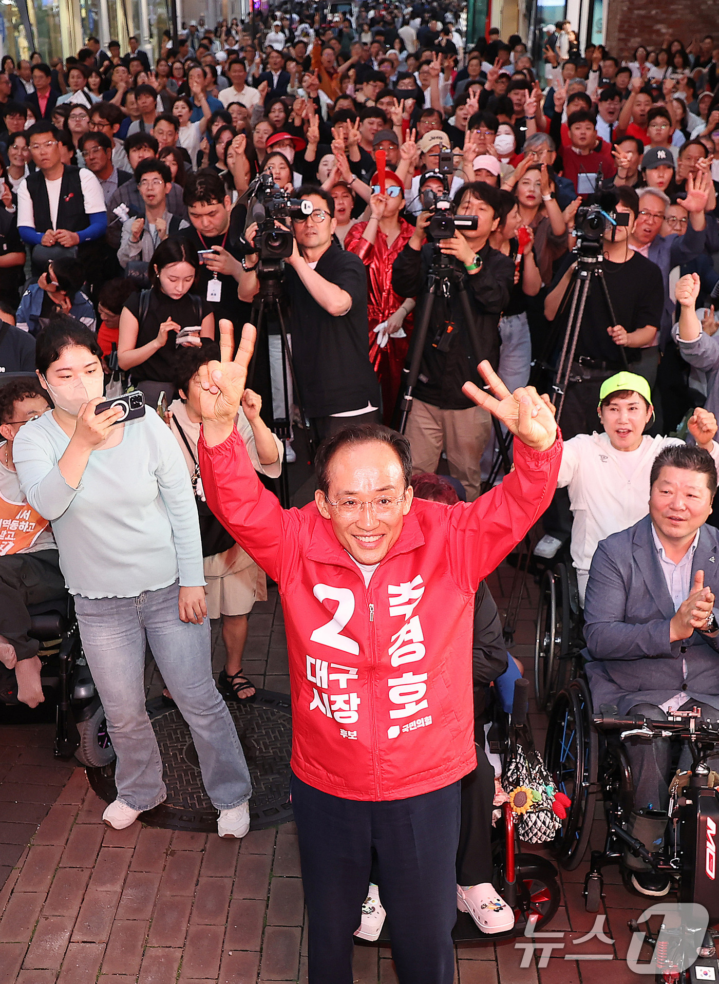 (대구=뉴스1) 공정식 기자 = 추경호 국민의힘 대구시장 후보가 6·3 지방선거를 하루 앞둔 2일 오후 대구 중구 동성로 CGV 대구한일 앞에서 열린 마지막 선거 유세에서 손을 번 …