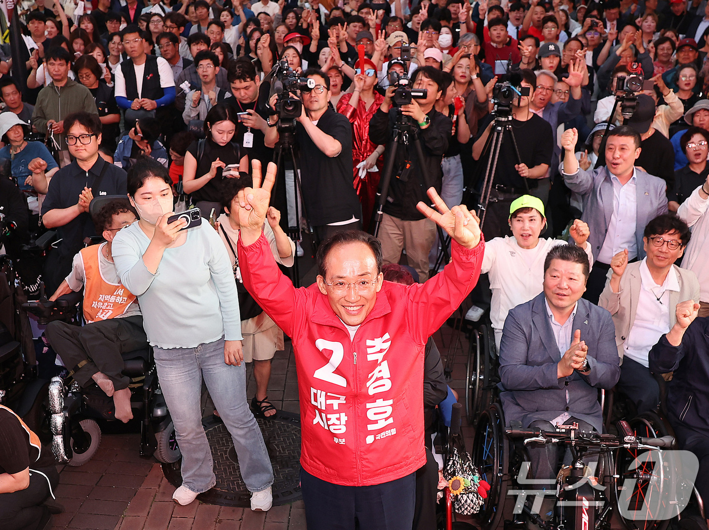 (대구=뉴스1) 공정식 기자 = 추경호 국민의힘 대구시장 후보가 6·3 지방선거를 하루 앞둔 2일 오후 대구 중구 동성로 CGV 대구한일 앞에서 열린 마지막 선거 유세에서 손을 번 …