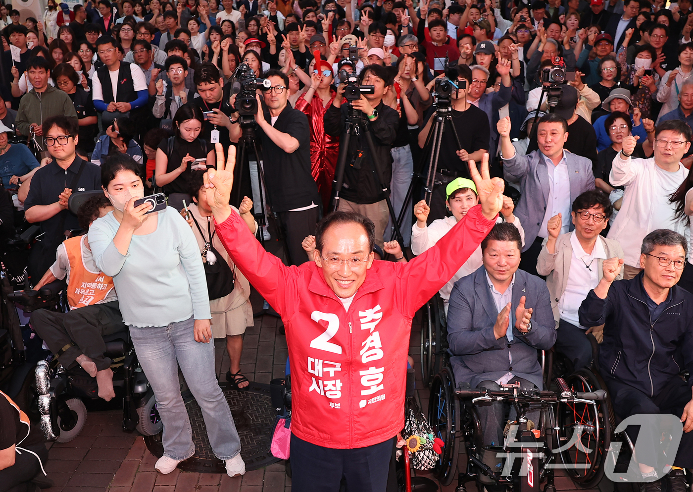 (대구=뉴스1) 공정식 기자 = 추경호 국민의힘 대구시장 후보가 6·3 지방선거를 하루 앞둔 2일 오후 대구 중구 동성로 CGV 대구한일 앞에서 열린 마지막 선거 유세에서 손을 번 …