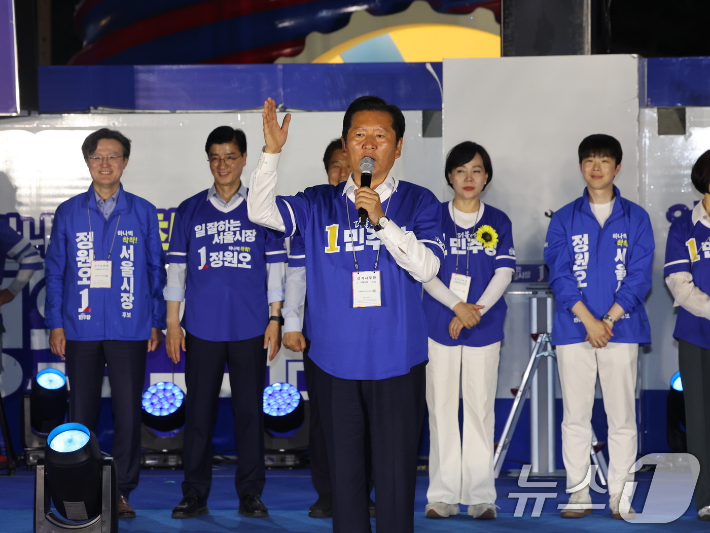 (서울=뉴스1) 황기선 기자 = 정청래 더불어민주당 대표가  2일 오후 서울 청계광장에서 유권자들에게 지지를 호소하고 있다.