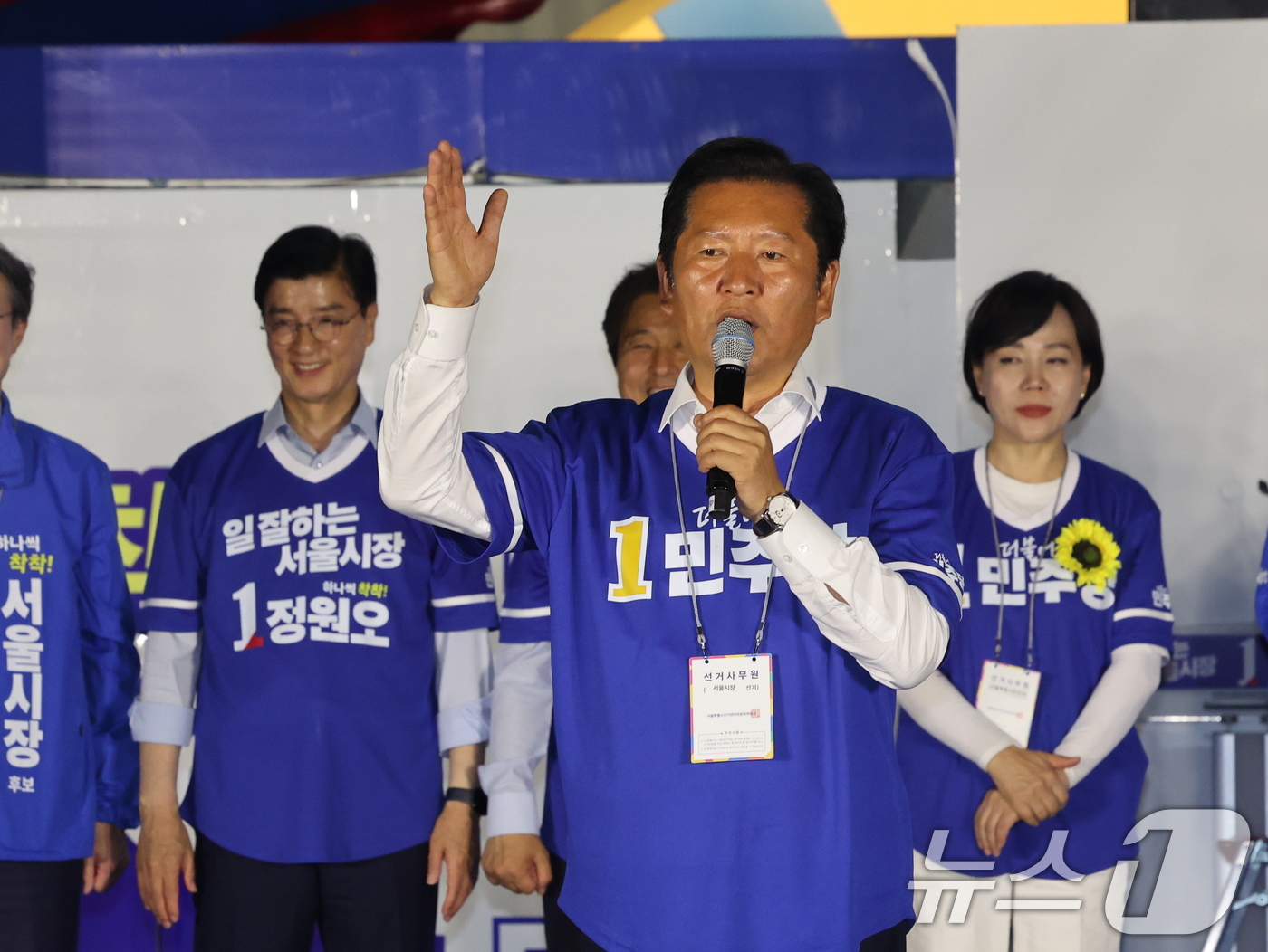 (서울=뉴스1) 황기선 기자 = 정청래 더불어민주당 대표가  2일 오후 서울 청계광장에서 유권자들에게 지지를 호소하고 있다.