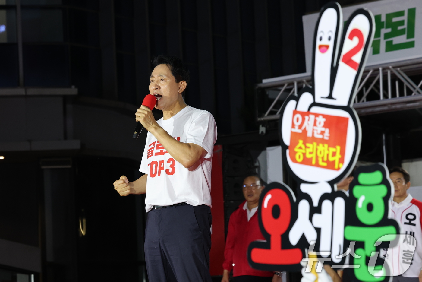 (서울=뉴스1) 박지혜 기자 = 오세훈 국민의힘 서울시장 후보가 2일 서울 서대문구 신촌역 스타광장에서 열린 파이널 유세에서 지지를 호소하고 있다. 2026.6.2/뉴스1