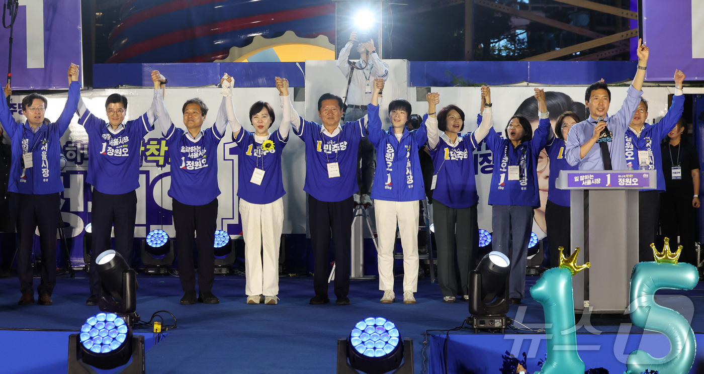 (서울=뉴스1) 황기선 기자 = 정청래 대표를 비롯한 더불어민주당 지도부가 2일 오후 서울 청계광장에서 유권자들에게 정원오 서울시장 후보에 대한 지지를 호소하고 있다.