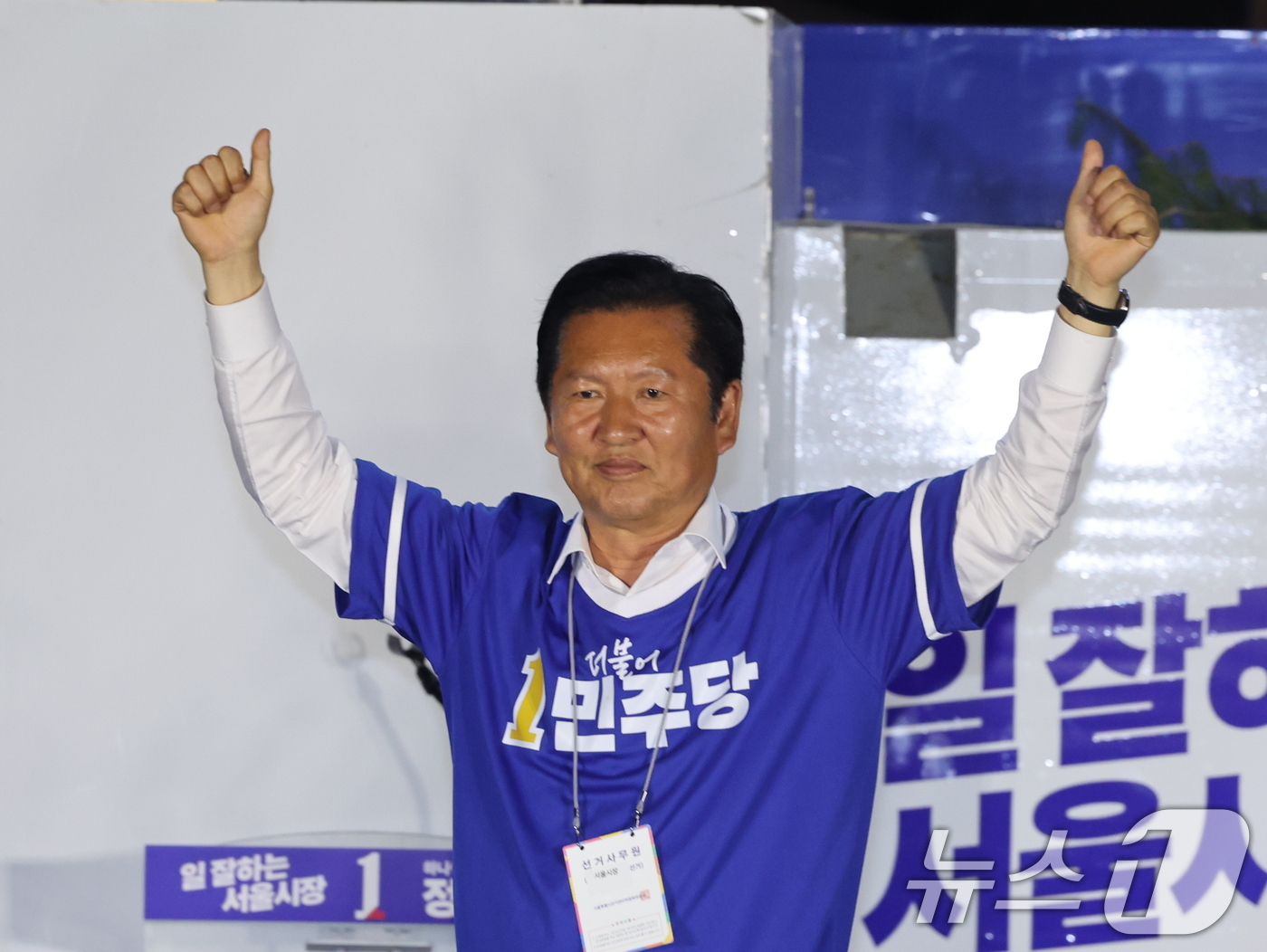 (서울=뉴스1) 황기선 기자 = 정청래 더불어민주당 대표가 2일 오후 서울 청계광장에서 정원오 서울시장 후보에 대한 지지를 호소하고 있다.