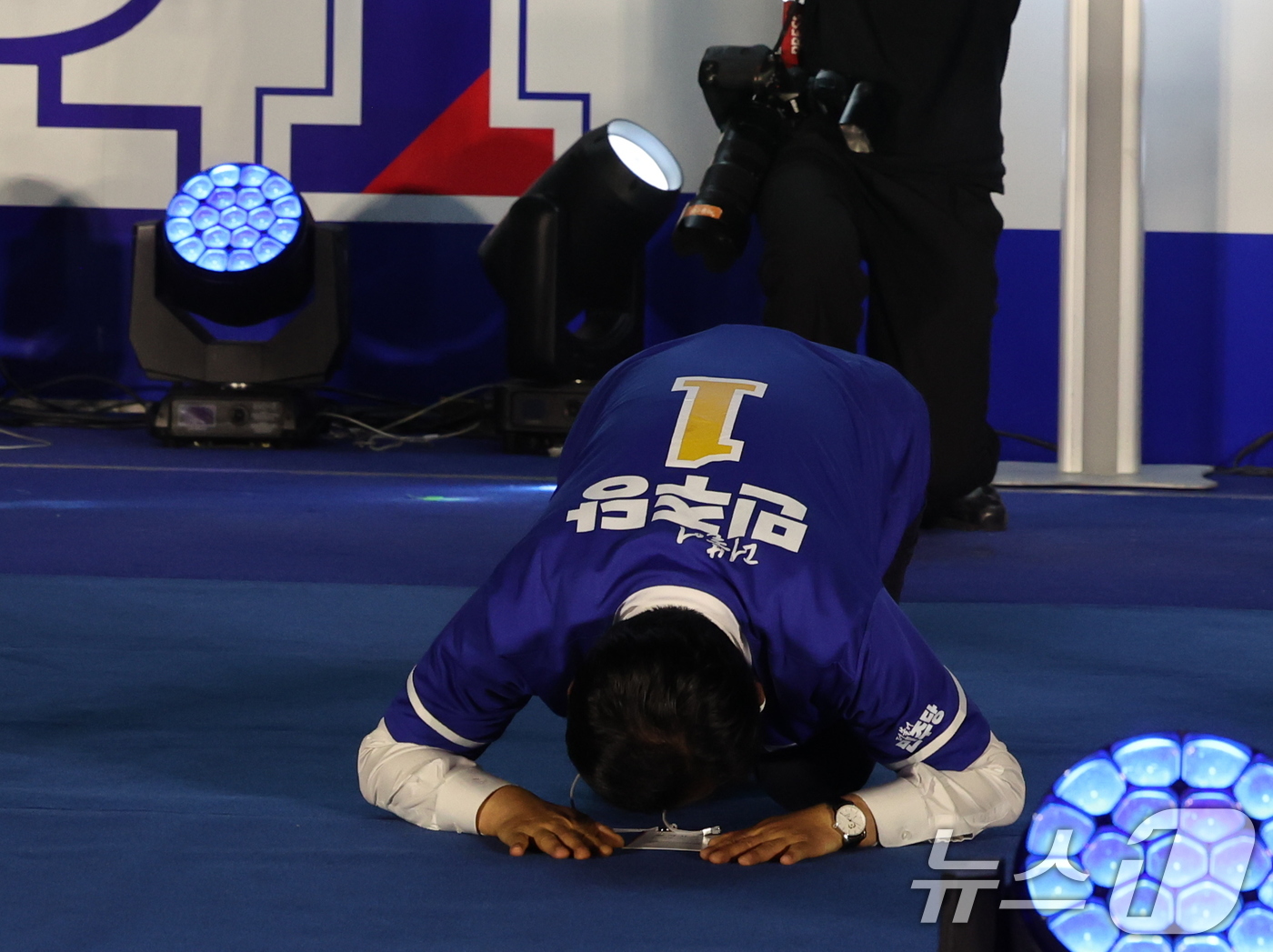 (서울=뉴스1) 황기선 기자 = 정청래 더불어민주당 대표가 2일 오후 서울 청계광장에서 정원오 서울시장 후보에 대한 지지를 호소하며 큰절하고 있다.