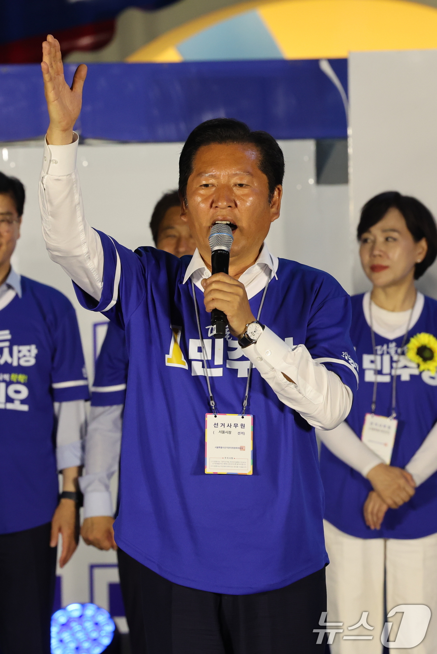 (서울=뉴스1) 황기선 기자 = 정청래 더불어민주당 대표가 2일 오후 서울 청계광장에서 정원오 서울시장 후보에 대한 지지를 호소하고 있다.