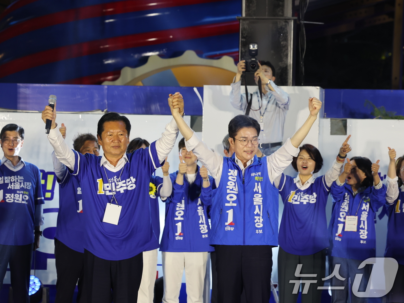 (서울=뉴스1) 황기선 기자 = 더불어민주당 정청래 대표와 정원오 서울시장 후보가 2일 오후 서울 청계광장에서 열린 파이널 유세에서 지지를 호소하고 있다.