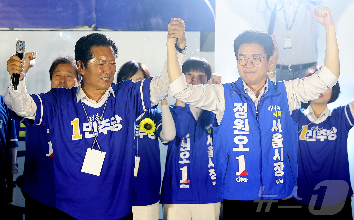 (서울=뉴스1) 황기선 기자 = 더불어민주당 정청래 대표와 정원오 서울시장 후보가 2일 오후 서울 청계광장에서 열린 파이널 유세에서 지지를 호소하고 있다.