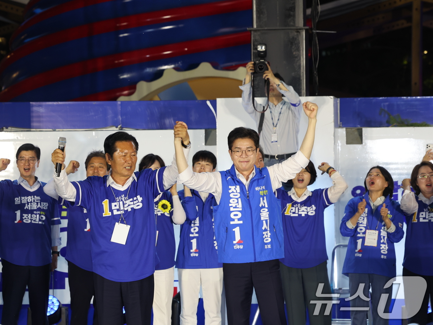 (서울=뉴스1) 황기선 기자 = 더불어민주당 정청래 대표와 정원오 서울시장 후보가 2일 오후 서울 청계광장에서 열린 파이널 유세에서 지지를 호소하고 있다.