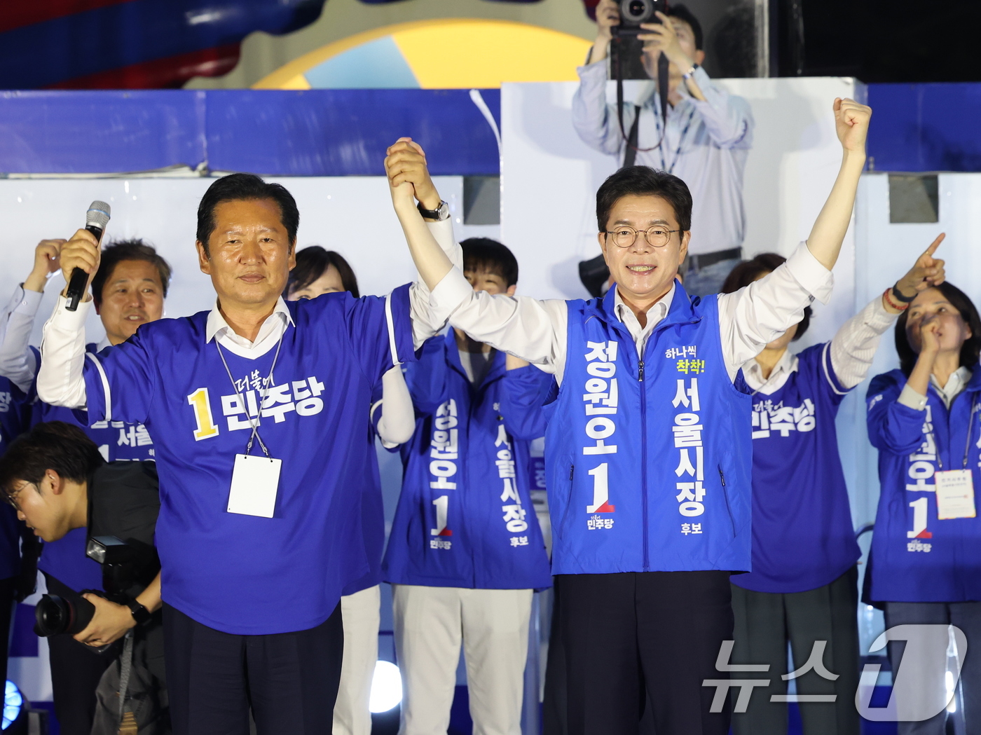 (서울=뉴스1) 황기선 기자 = 더불어민주당 정청래 대표와 정원오 서울시장 후보가 2일 오후 서울 청계광장에서 열린 파이널 유세에서 지지를 호소하고 있다.