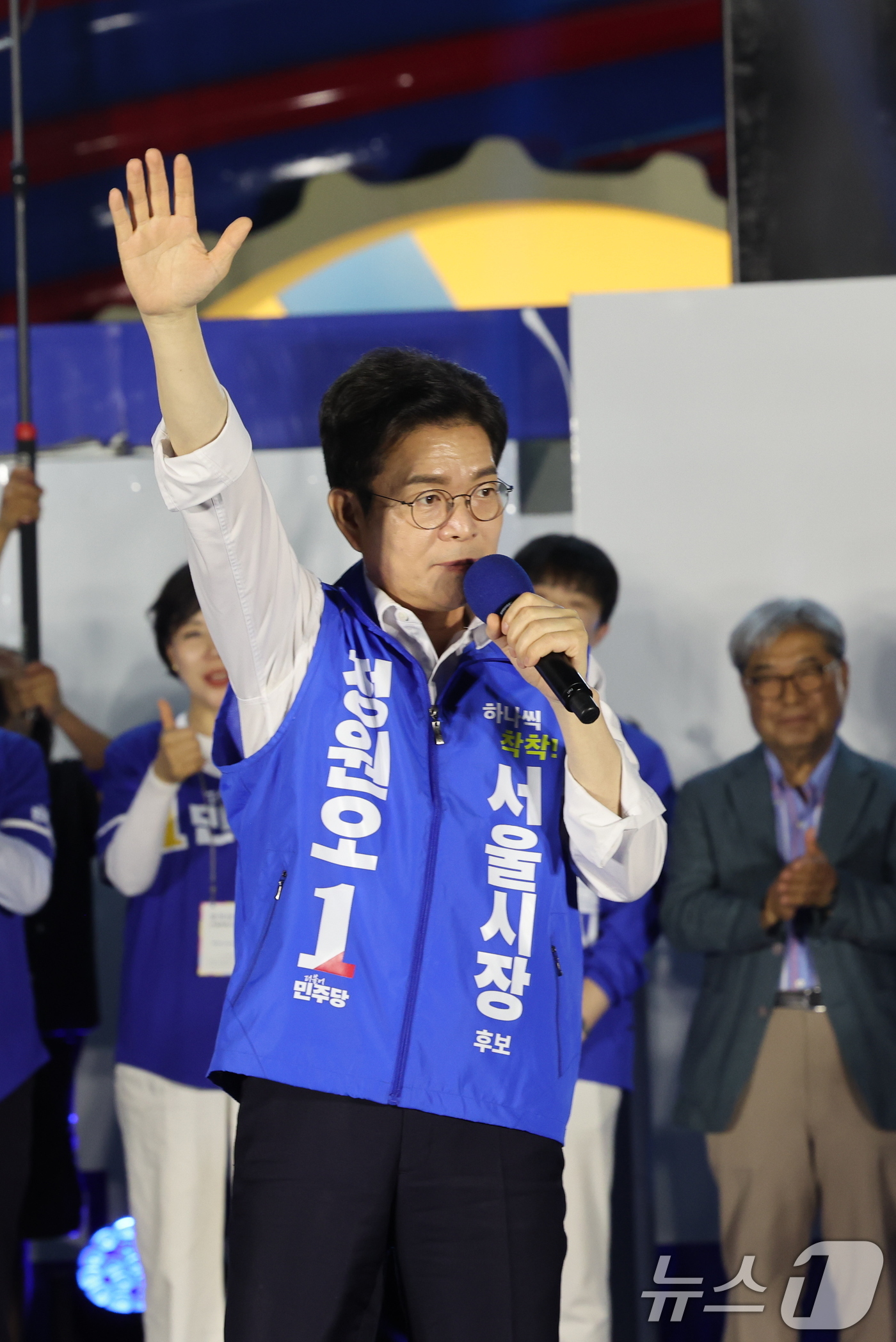 (서울=뉴스1) 황기선 기자 = 정원오 더불어민주당 서울시장 후보가 2일 오후 서울 청계광장에서 열린 파이널 유세에서 지지를 호소하고 있다.