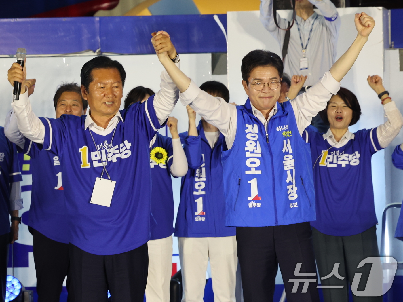 (서울=뉴스1) 황기선 기자 = 더불어민주당 정청래 대표와 정원오 서울시장 후보가 2일 오후 서울 청계광장에서 열린 파이널 유세에서 지지를 호소하고 있다.