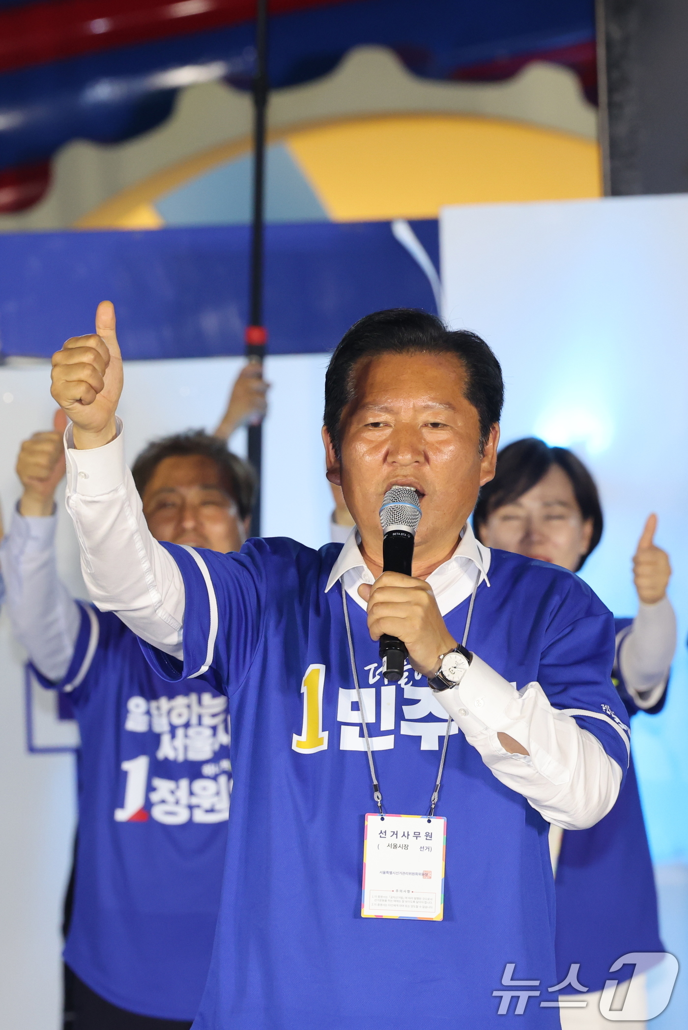 (서울=뉴스1) 황기선 기자 = 정청래 더불어민주당 대표가 2일 오후 서울 청계광장에서 정원오 서울시장 후보에 대한 지지를 호소하고 있다.