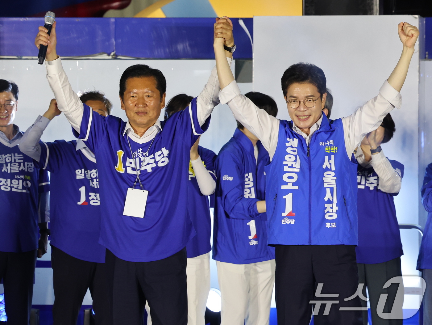 (서울=뉴스1) 황기선 기자 = 더불어민주당 정청래 대표와 정원오 서울시장 후보가 2일 오후 서울 청계광장에서 열린 파이널 유세에서 지지를 호소하고 있다.