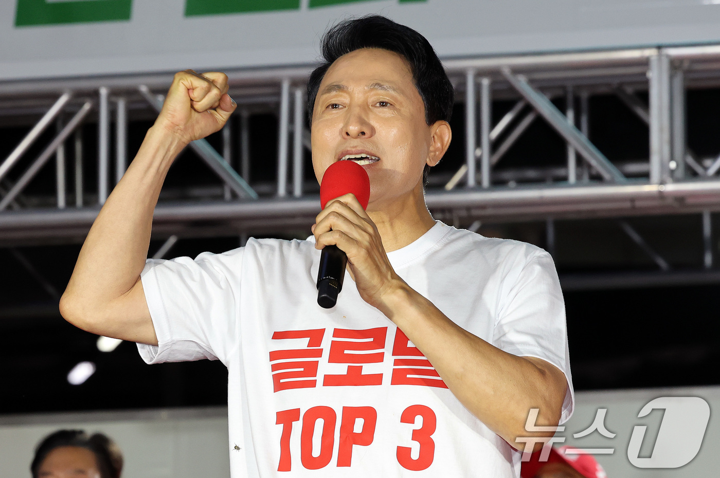 (서울=뉴스1) 박지혜 기자 = 오세훈 국민의힘 서울시장 후보가 2일 서울 서대문구 신촌역 스타광장에서 열린 파이널 유세에서 지지를 호소하고 있다. 2026.6.2/뉴스1