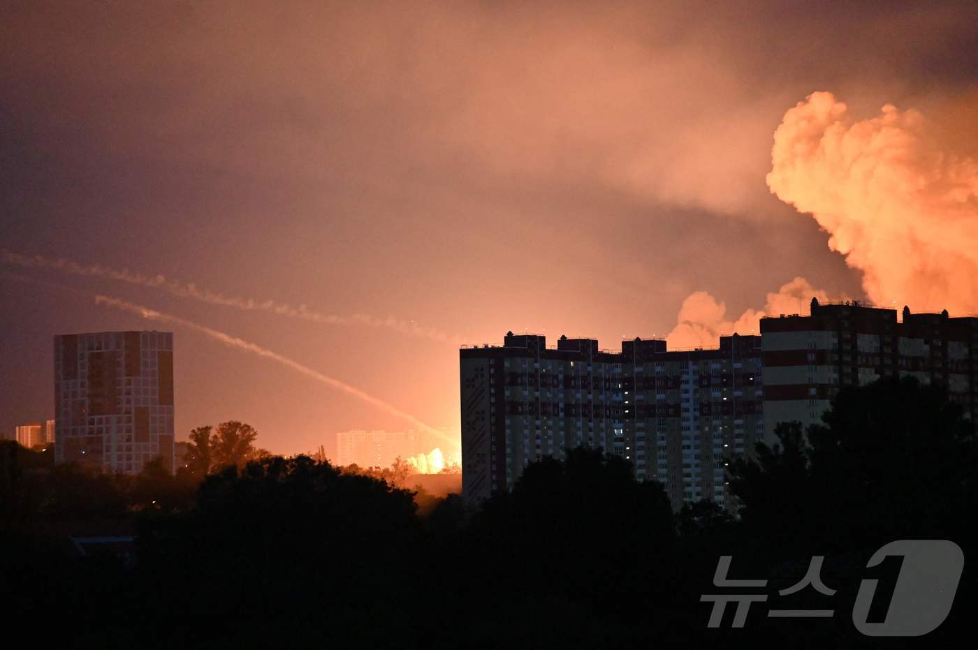 (키이우 AFP=뉴스1) 장용석 기자 = 2일(현지시간) 우크라이나 수도 키이우에서 러시아 미사일 공격으로 폭발이 일어나고 있다. 2026.06.02ⓒ AFP=뉴스1