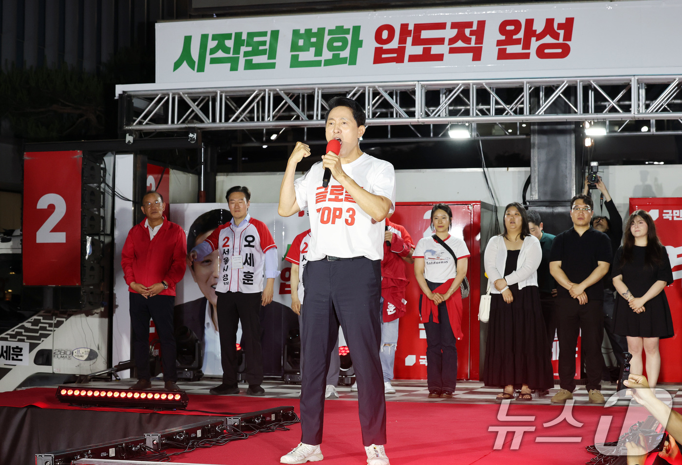 (서울=뉴스1) 박지혜 기자 = 오세훈 국민의힘 서울시장 후보가 2일 서울 서대문구 신촌역 스타광장에서 열린 파이널 유세에서 지지를 호소하고 있다. 2026.6.2/뉴스1