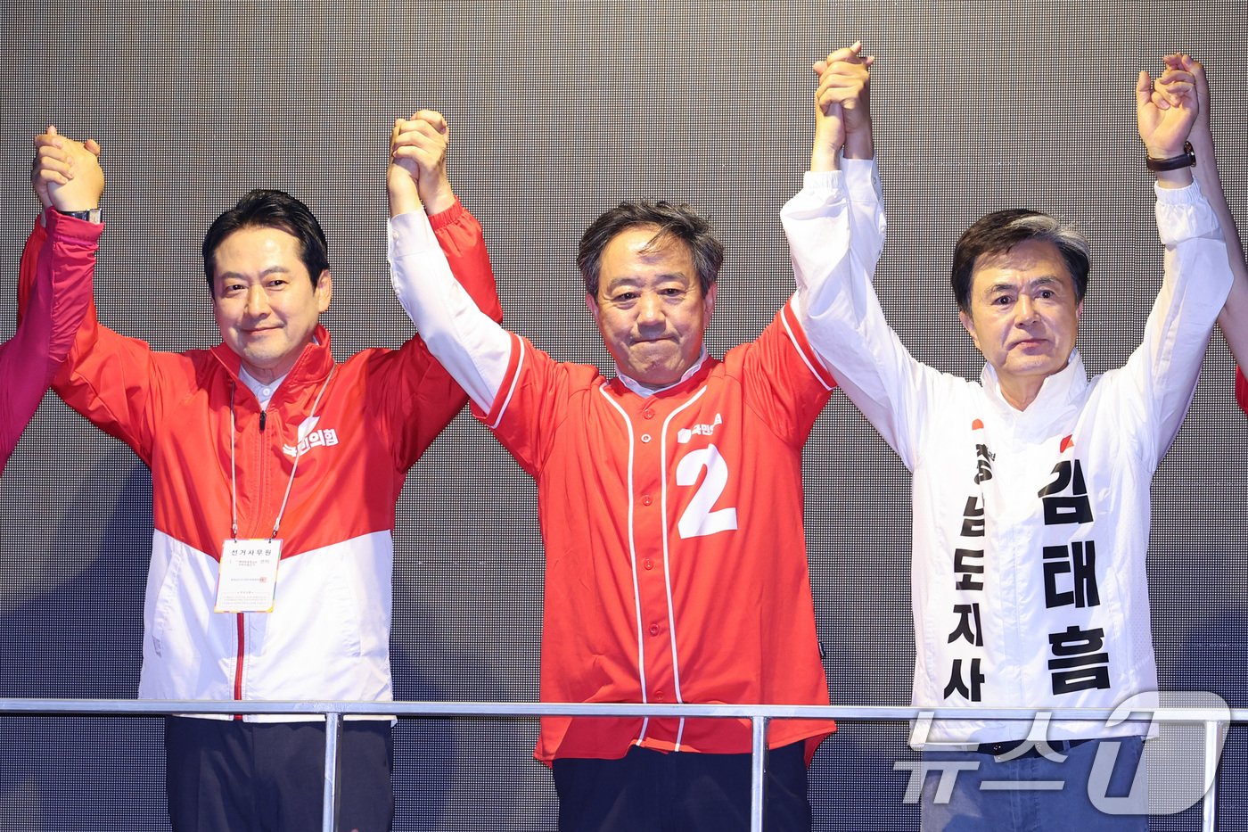 (천안=뉴스1) 신웅수 기자 = 장동혁 국민의힘 대표와 김태흠 충남지사 후보가 2일 충남 천안시 신세계백화점 앞에서 열린 충남 파이널 유세에서 시민들에게 지지를 호소하고 있다. 2 …