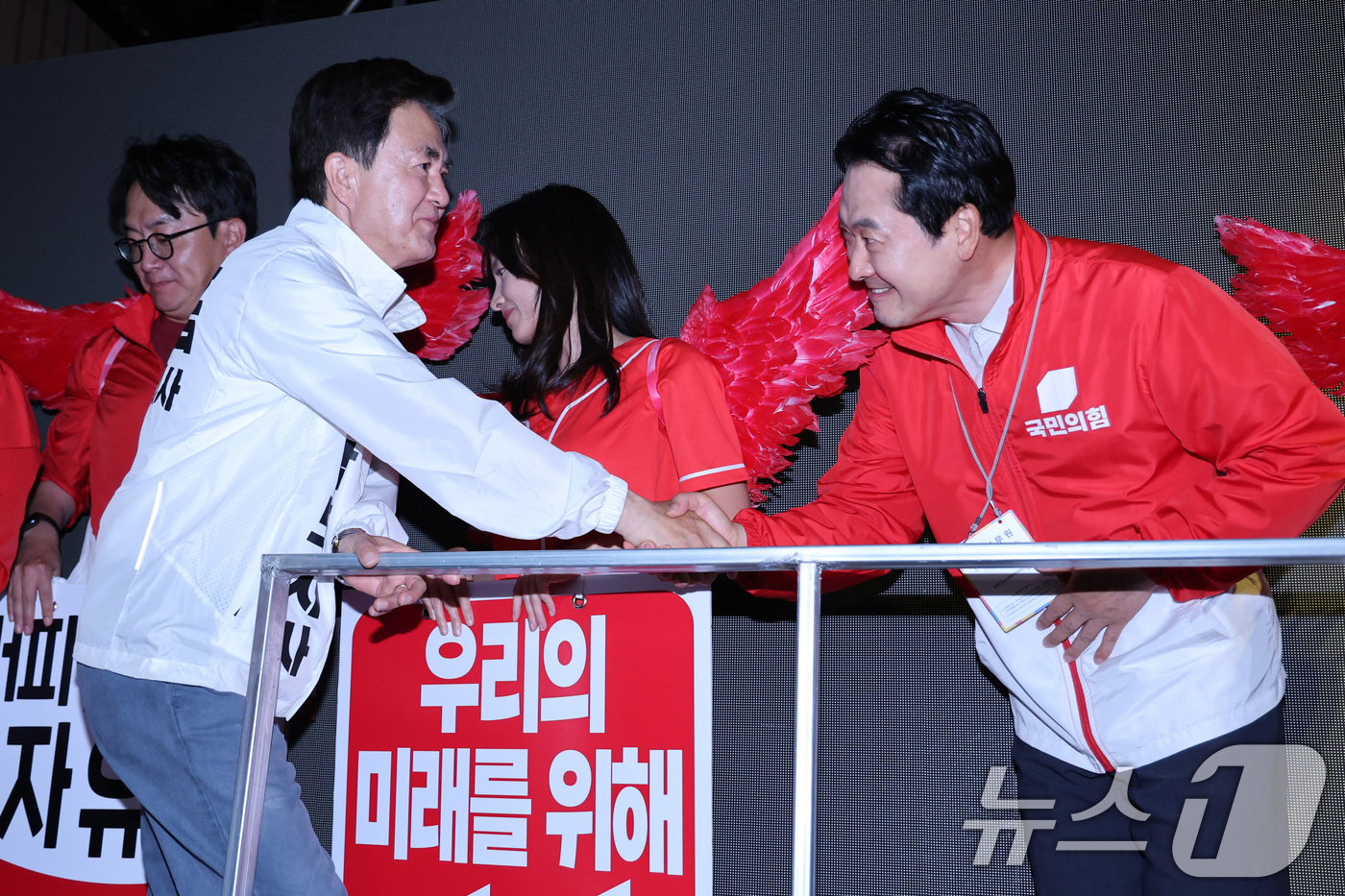 (천안=뉴스1) 신웅수 기자 = 장동혁 국민의힘 대표와 김태흠 충남지사 후보가 2일 충남 천안시 신세계백화점 앞에서 열린 충남 파이널 유세에서 악수하고 있다. 2026.6.2/뉴스 …