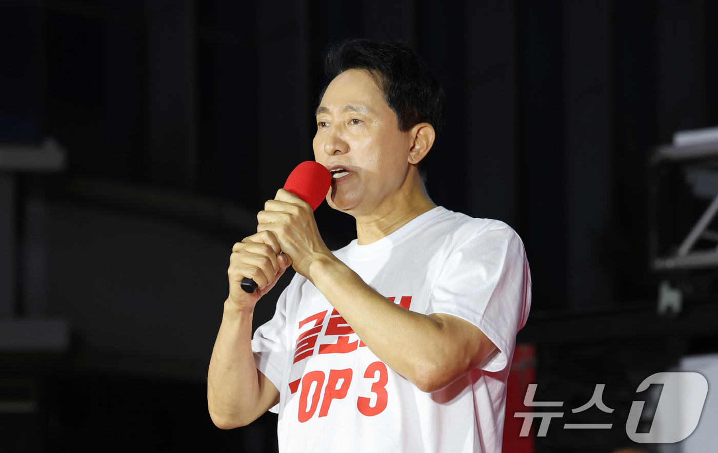 (서울=뉴스1) 박지혜 기자 = 오세훈 국민의힘 서울시장 후보가 2일 서울 서대문구 신촌역 스타광장에서 열린 파이널 유세에서 지지를 호소하고 있다. 2026.6.2/뉴스1