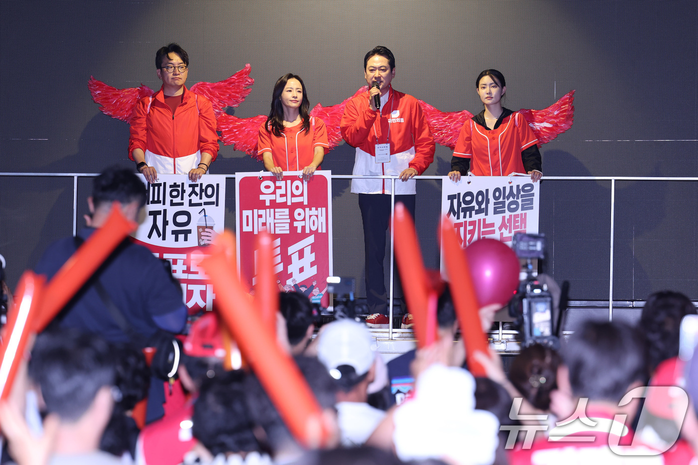 (천안=뉴스1) 신웅수 기자 = 장동혁 국민의힘 대표가 2일 충남 천안시 신세계백화점 앞에서 열린 충남 파이널 유세에서 시민들에게 지지를 호소하고 있다. 2026.6.2/뉴스1