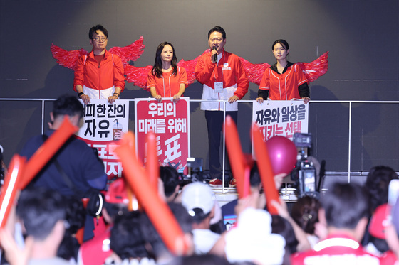 천안 시민들에게 지지 호소하는 장동혁 대표