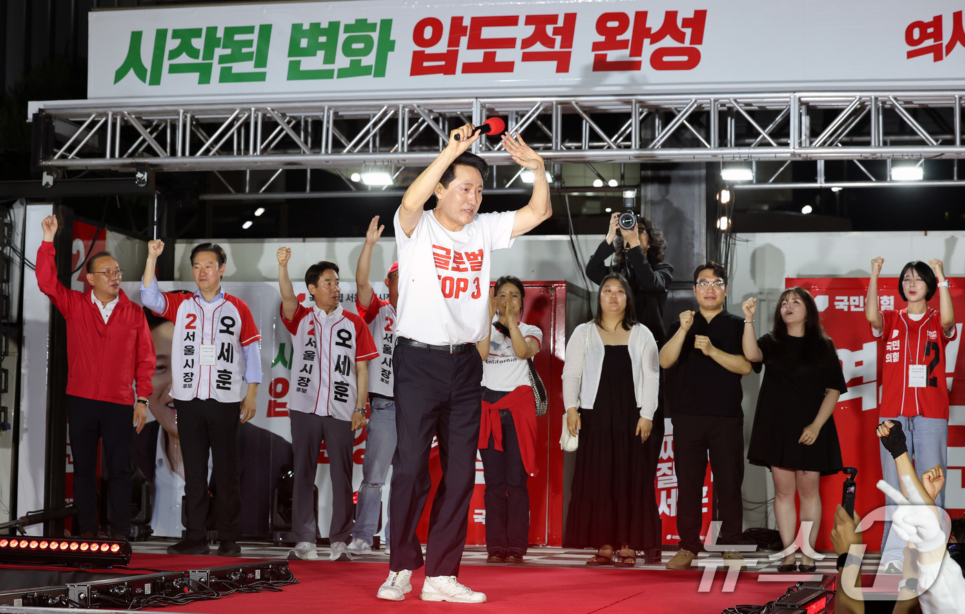 (서울=뉴스1) 박지혜 기자 = 오세훈 국민의힘 서울시장 후보가 2일 서울 서대문구 신촌역 스타광장에서 열린 파이널 유세에서 지지를 호소하고 있다. 2026.6.2/뉴스1
