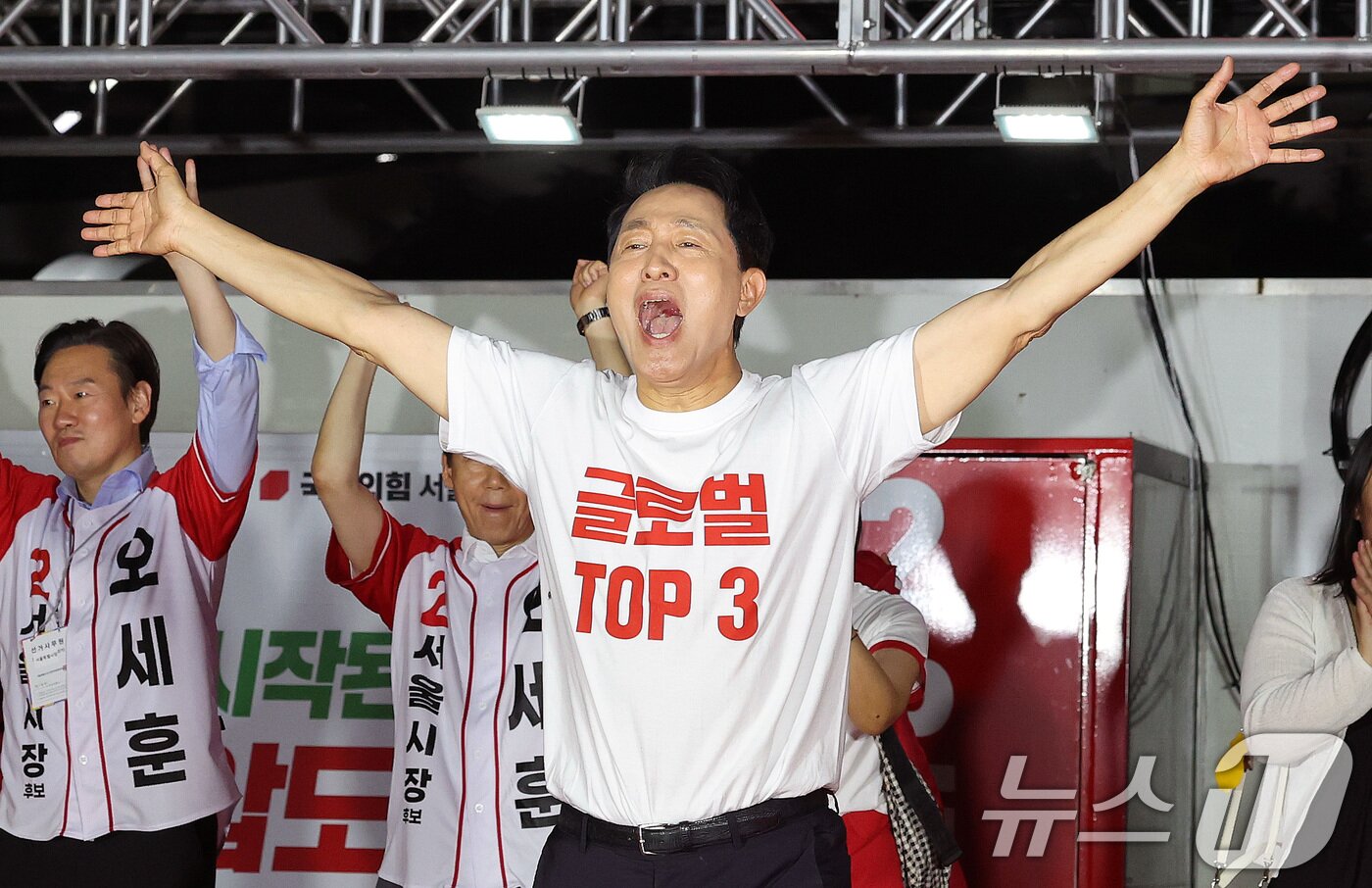 본문 이미지 - 오세훈 국민의힘 서울시장 후보가 2일 서울 서대문구 신촌역 스타광장에서 열린 파이널 유세에서 지지를 호소하고 있다. 2026.6.2 ⓒ 뉴스1 박지혜 기자