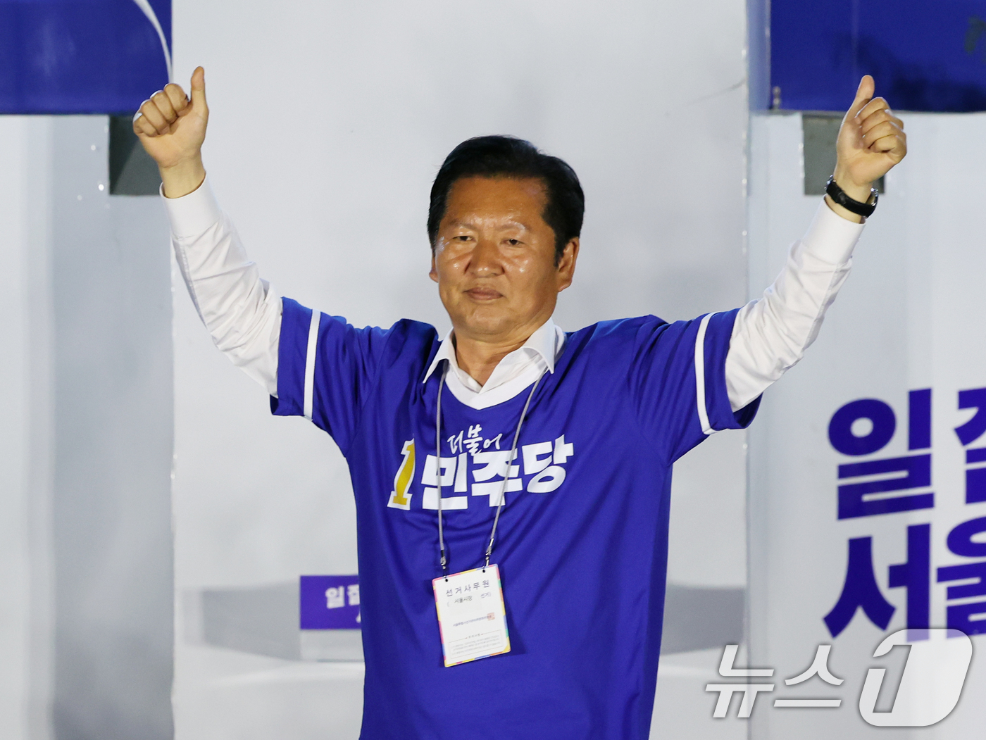 (서울=뉴스1) 황기선 기자 = 정청래 더불어민주당 대표가 2일 오후 서울 청계광장에서 유세를 위해 발걸음을 옮기고 있다. 2026.6.2/뉴스1