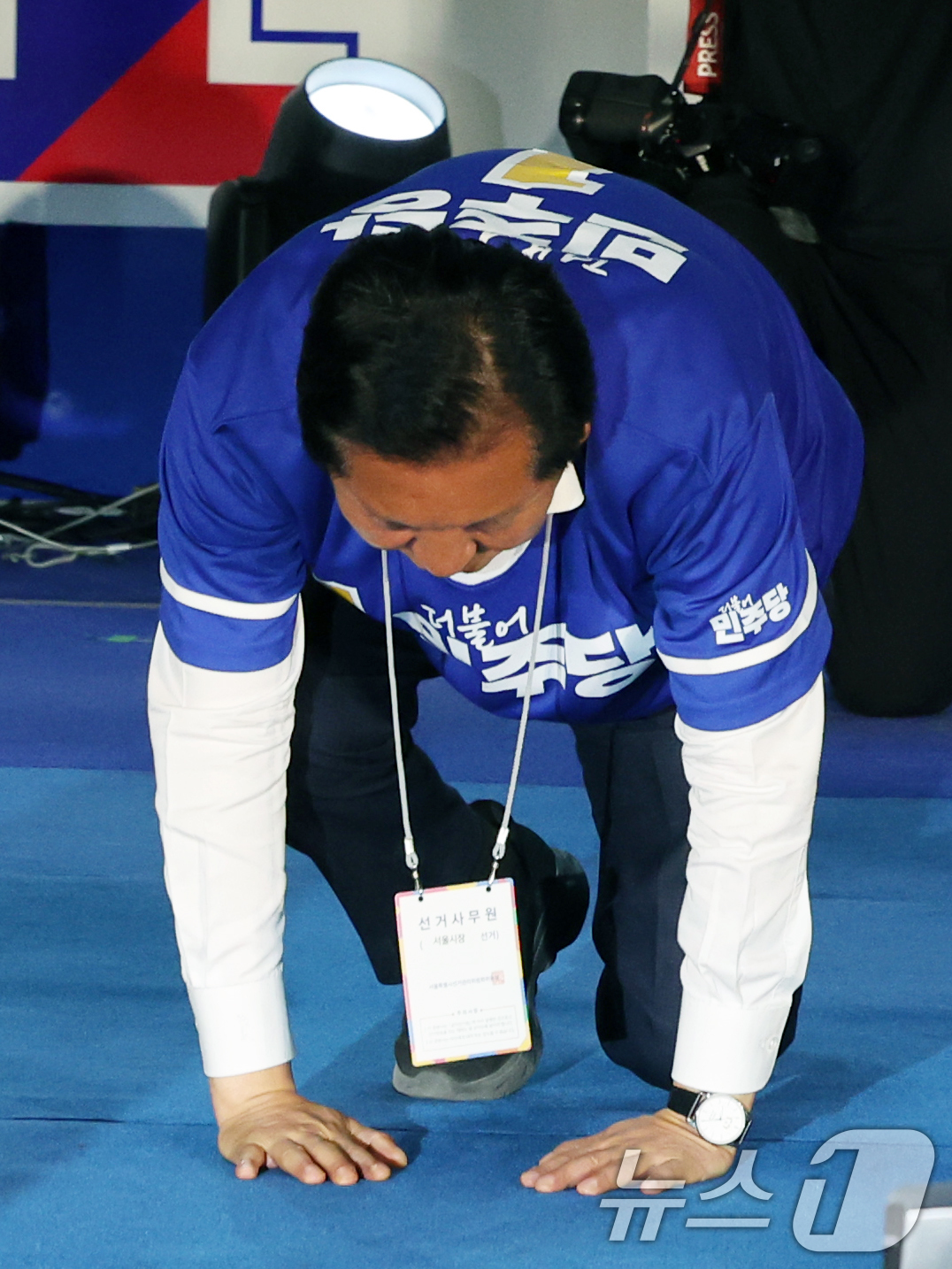 (서울=뉴스1) 황기선 기자 = 정청래 더불어민주당 대표가 2일 오후 서울 청계광장에서 유권자들에게 지지 호소 전 큰절을 하고 있다.  2026.6.2/뉴스1