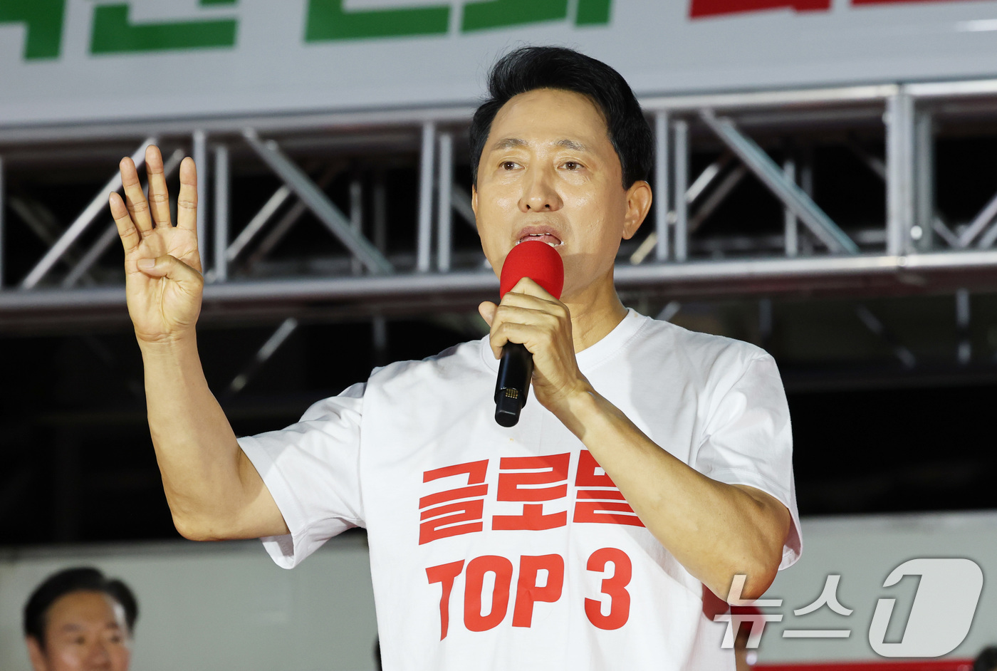 (서울=뉴스1) 박지혜 기자 = 오세훈 국민의힘 서울시장 후보가 2일 서울 서대문구 신촌역 스타광장에서 열린 파이널 유세에서 지지를 호소하고 있다. 2026.6.2/뉴스1