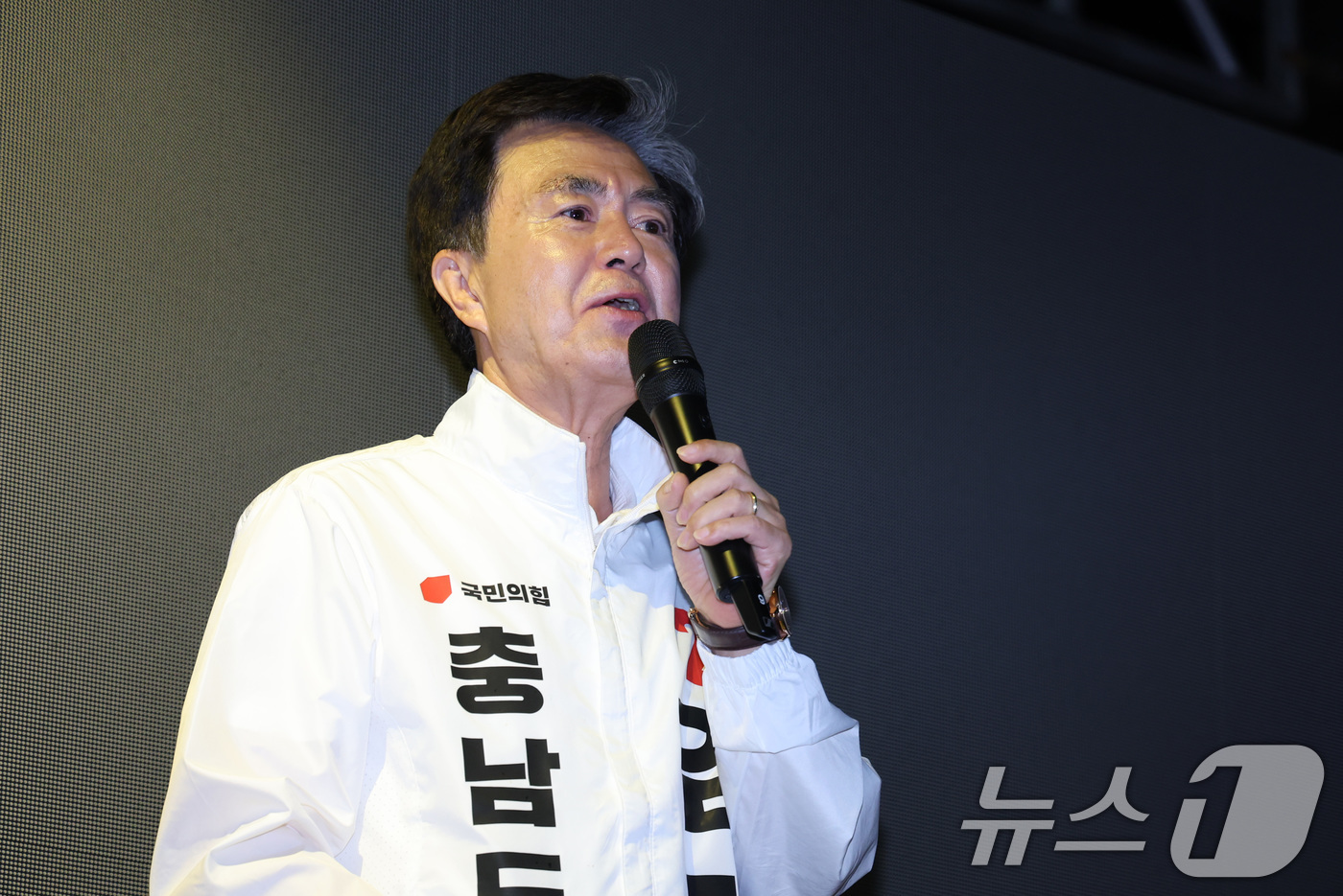 (천안=뉴스1) 신웅수 기자 = 김태흠 국민의힘 충남지사 후보가 2일 충남 천안시 신세계백화점 앞에서 열린 충남 파이널 유세에서 시민들에게 지지를 호소하고 있다. 2026.6.2/ …
