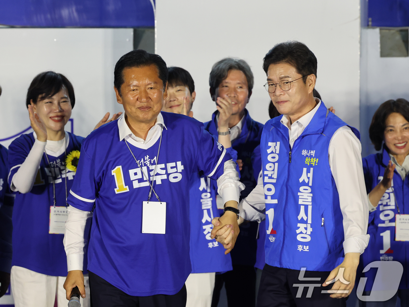 (서울=뉴스1) 황기선 기자 = 더불어민주당 정청래 대표와 정원오 서울시장 후보가 2일 오후 서울 청계광장에서 유세 전 손을 잡고 있다.  2026.6.2/뉴스1