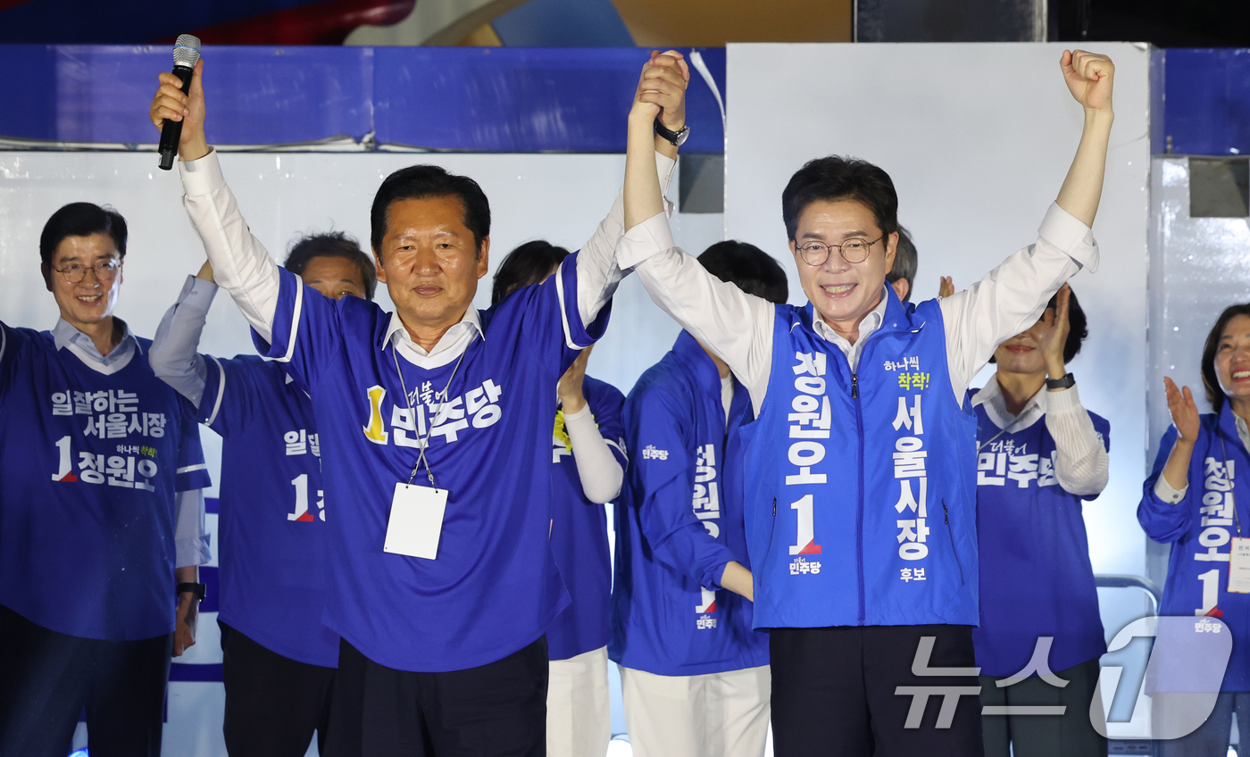(서울=뉴스1) 황기선 기자 = 더불어민주당 정청래 대표와 정원오 서울시장 후보가 2일 오후 서울 청계광장에서 유권자들에게 지지를 호소하고 있다. 2026.6.2/뉴스1
