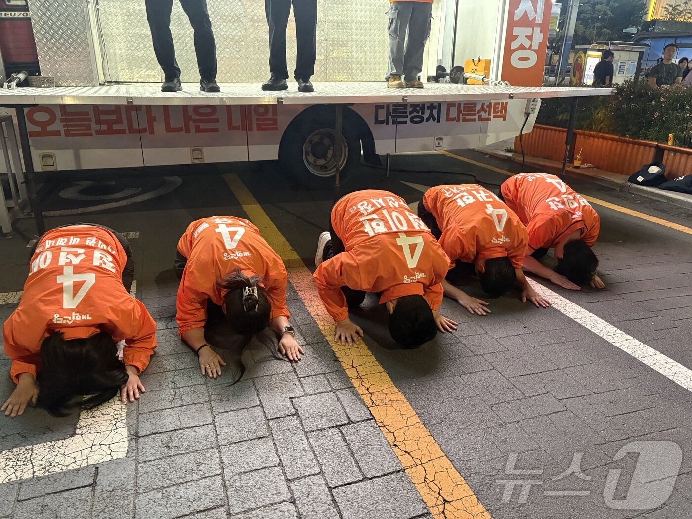 본문 이미지 - 개혁신당 정이한 부산시장 후보와 고귀한 연제구의원 후보, 정선애 부산시의회 비례대표 후보, 신유림 부산진구의원 후보, 권민찬 금정구의원 후보가 제9회 전국동시지방선거를 하루 앞둔 2일 오후 8시 마지막 유세에서 시민들에게 큰절을 하고 있다. ⓒ 뉴스1 박서현 기자