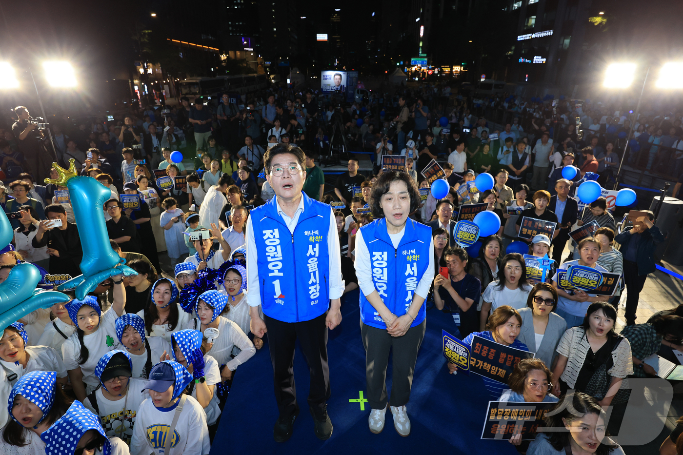 (서울=뉴스1) 황기선 기자 = 정원오 더불어민주당 서울시장 후보와 배우자 문혜정씨가 2일 오후 서울 청계광장에서 애국가를 부르고 있다..(공동취재) 2026.6.2/뉴스1