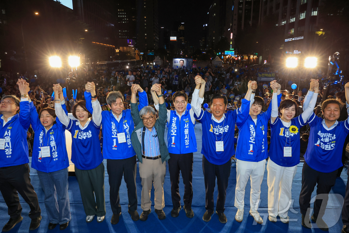 (서울=뉴스1) 황기선 기자 = 더불어민주당 정청래 대표와 정원오 서울시장 후보가 2일 오후 서울 청계광장에서 선대위원들과 유권자들에게 지지를 호소하고 있다. (공동취재)  202 …