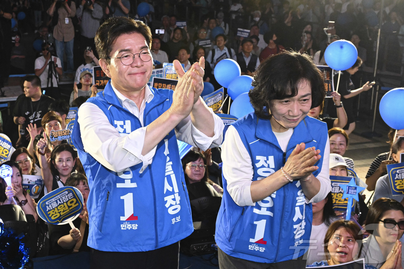 (서울=뉴스1) 황기선 기자 = 정원오 더불어민주당 서울시장 후보와 배우자 문혜정씨가 2일 오후 서울 청계광장에서 애국가를 부른 후 박수를 치고 있다.(공동취재) 2026.6.2/ …