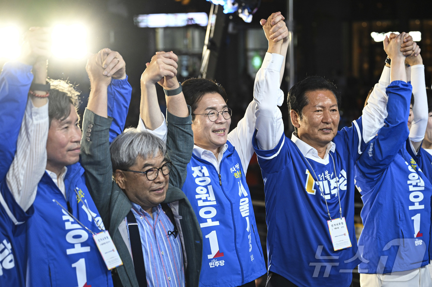 (서울=뉴스1) 황기선 기자 = 더불어민주당 정청래 대표와 정원오 서울시장 후보가 2일 오후 서울 청계광장에서 선대위원들과 유권자들에게 지지를 호소하고 있다. (공동취재) 2026 …